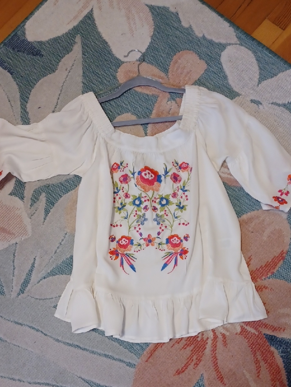 Umgee Sz M, Creamy White Peasant Top with Multicolor Floral Embroidery. - Picture 10 of 11